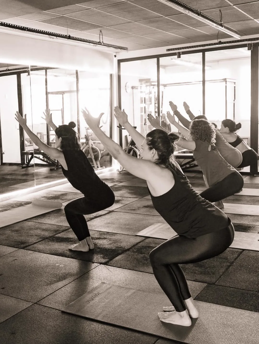 Aula de yoga em grupo conduzida por Branca